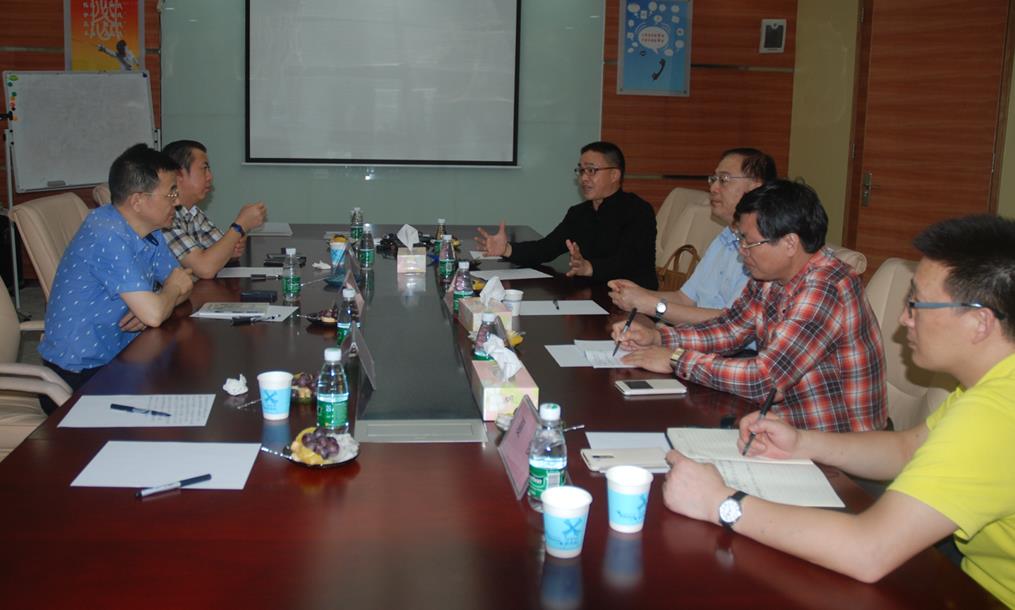 圖為：亞泰光電總經(jīng)理鄭翔與政協(xié)、科協(xié)領導座談