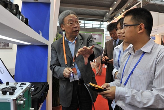 牛憨笨院士高交會期間曾指導亞泰光電工作人員內窺鏡操作
