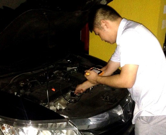 車(chē)主周先生在用亞泰光電ＣＩＥ汽車(chē)內(nèi)窺鏡檢查愛(ài)車(chē)