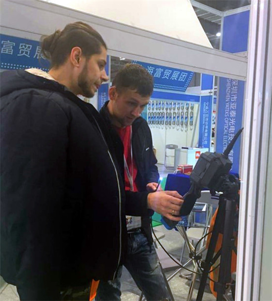 現(xiàn)場(chǎng)觀眾在試用亞泰光電HIE360度高清工業(yè)視頻內(nèi)窺鏡