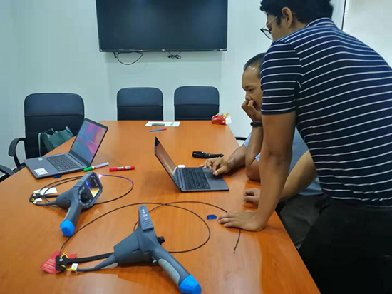 經銷商與客戶維修主管一起將現場拍到的圖片和視頻轉存至電腦，看圖片質量效果。