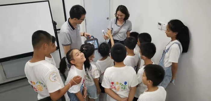 小朋友們走進(jìn)亞泰，現(xiàn)場(chǎng)參觀，感受內(nèi)窺鏡之奧秘